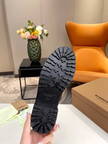 حذاء ماركة Burberry