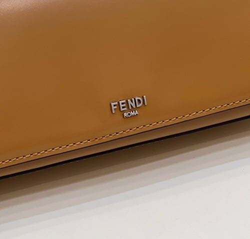 شنطة نسائية ماركه Fendi