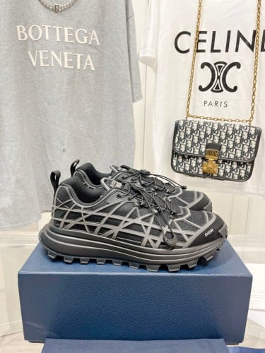 حذاء ماركة Dior