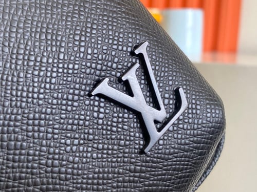 شنطة ماركة LV