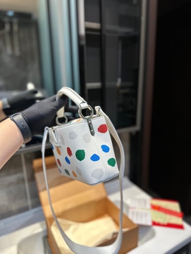 شنطه نسائية ماركة LV