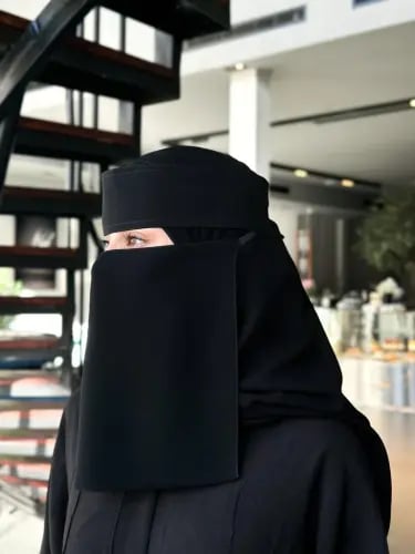 نقاب وسط مايل