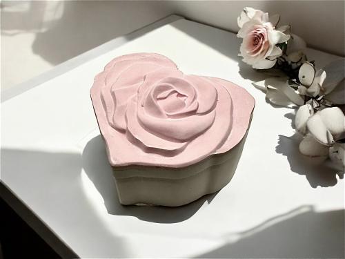 علبة على شكل وردة