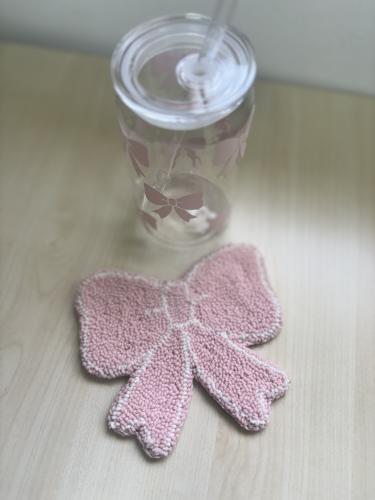 كوب فيونكات وردي مع قاعدة أكواب فيونكة