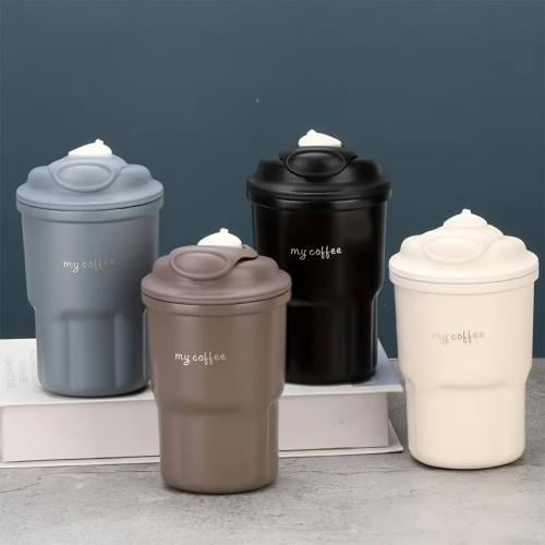 مق قهوة حراري مع مصاص