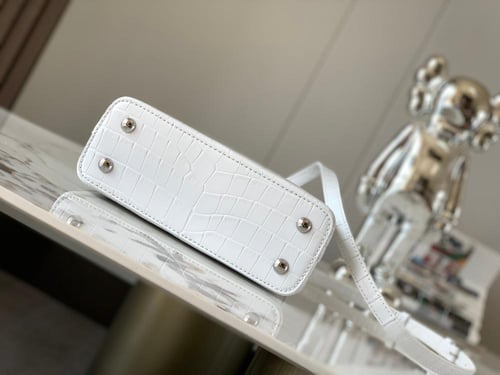 شنطة لويس Capucines مقاس 21 سم