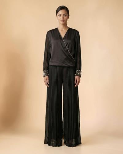 Luxurious satin set with an iridescent touch