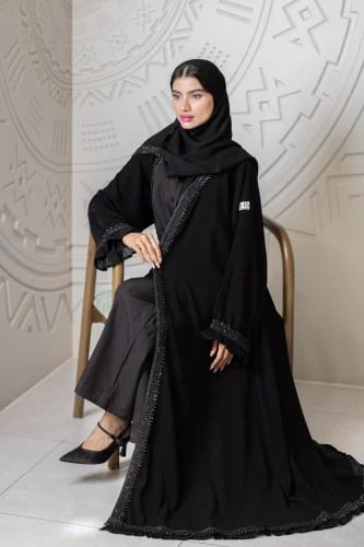 A half-Klosh abaya with broken fabric on the sleeves