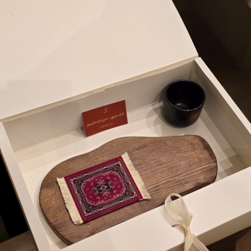 لوح تقديم خشبي غامق صغير