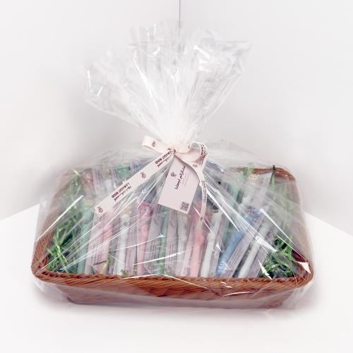 سلة توزيعات أقلام بكشاف مضيئ لعلم السعودية بشخصيات...