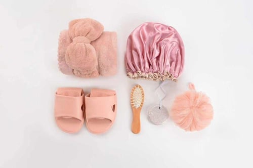 بكج حقيبة شور و مستلزمات الإستحمام مع منشفة ناعمة...