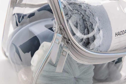 بكج حقيبة شور و مستلزمات الإستحمام مع منشفة ناعمة...