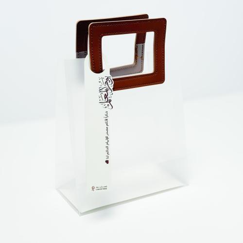 كيس هدايا شفاف بمسكة جلد مربع مقاس 8*16*19 cm