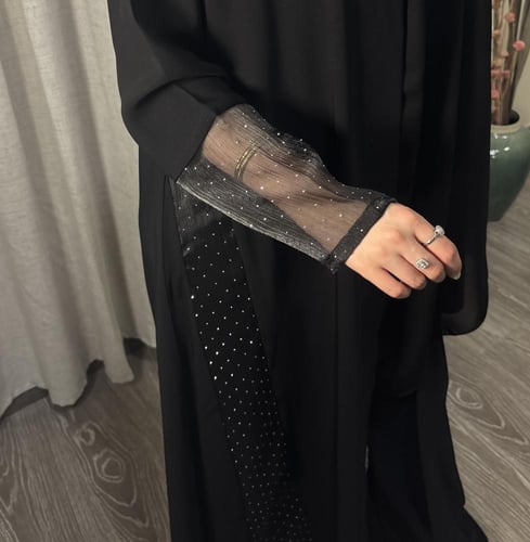 عباية ثُريّا الصيفية - باللون الأسود.