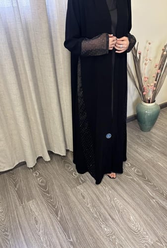 عباية ثُريّا الصيفية - باللون الأسود.