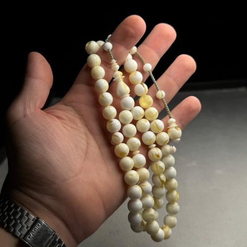 مسباح مستكه شبيه الكهرمان جبس بعسل