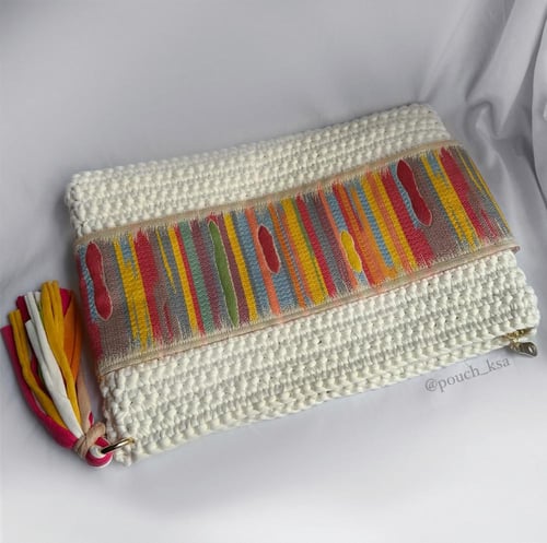 شنطة باوتش باللون الابيض