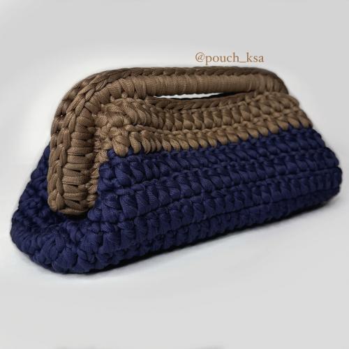 كلاتش باللونين الكحلي والذهبي