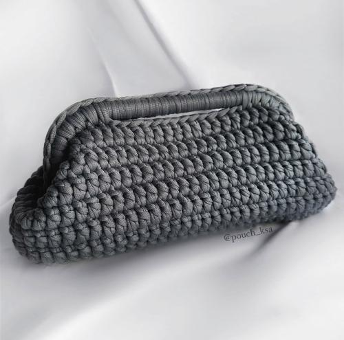 شنطة كلاتش باللون الرمادي