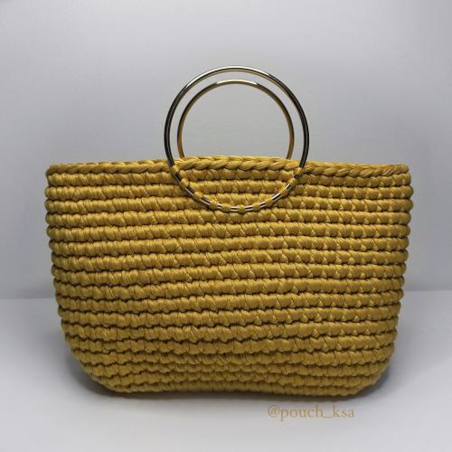 شنطة يد باللون الاصفر الغامق بمسكة ذهبي