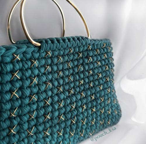 شنطة يد باللون الاخضر الغامق