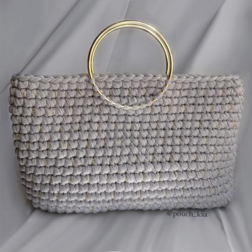 شنطة يد باللون الرمادي