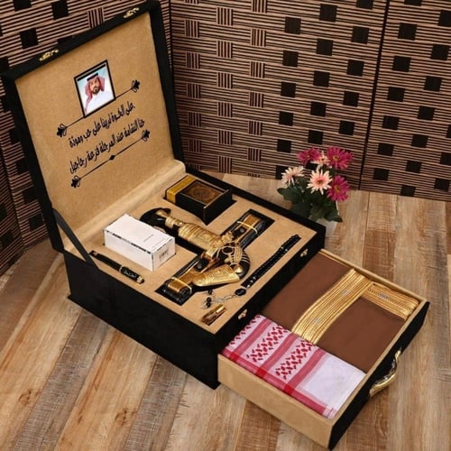 طقم هدية رجالي فخم – خنجر وزي تراثي مع شماغ وعطور