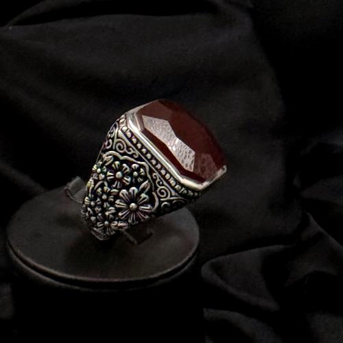 Carnelian agate Yemeni polished. Silver craftsmanship 990. Size (11.5 US). Length of the stone (19.5). Width of the stone (18.7).