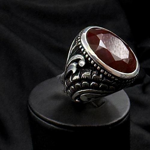 Yamani agate, cherry-colored, mottled.. Al-Rifai handmade craftsmanship.. Size (9.5 US).. Length of the stone (22.6).. Width of th...