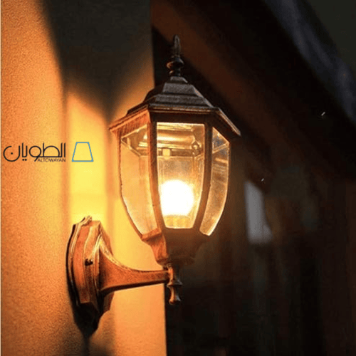 مصباح حائط خارجي بتصميم عصري وتراثي فريد