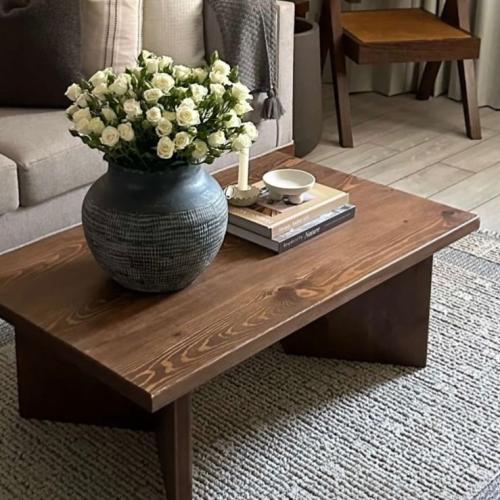 طاولة قهوة بتصميم كلاسيكي عتيق