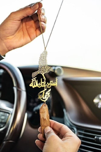 تعليقة سيارة عود مع رسمة الصقر