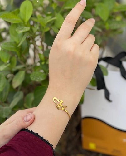 اسوارة فاخرة بالاسم مرصعة بحبة لؤلؤ