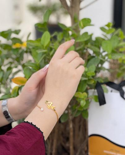 اسوارة فاخرة بالاسم مرصعة بحبة لؤلؤ