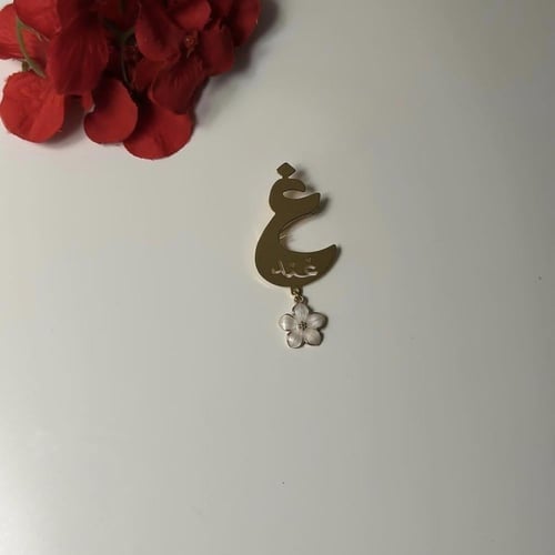 بروش الحرف مدموج بالاسم مع وردة الزركون