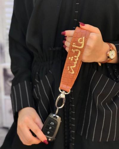 ميدالية مفاتيح جلد تطريز الاسم حسب الطلب
