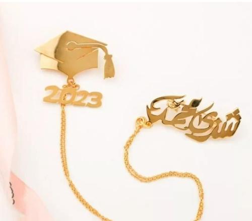 بروش تخرج أنيق بالاسم