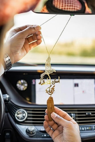 تعليقة سيارة عود مع رسمة الصقر