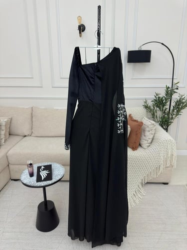 فستان اسود مطرز