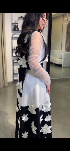 فستان ابيض على ورد اسود