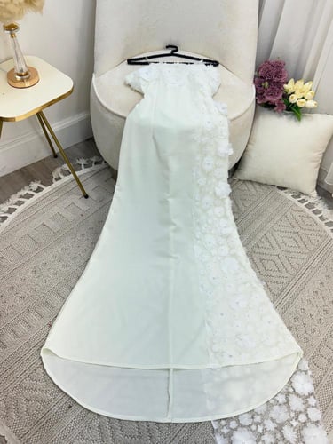 فستان الورد الأبيض الساحر