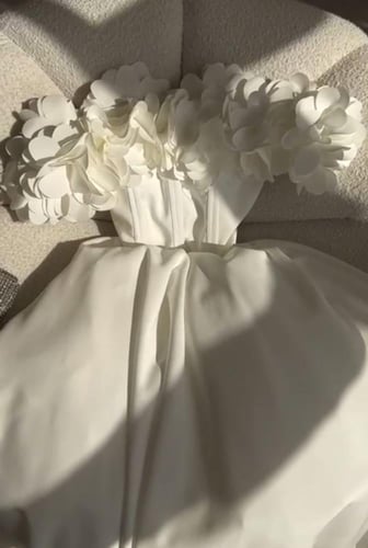 فستان ابيض للسن المحير