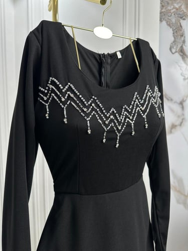 فستان اسود مطرز راقي