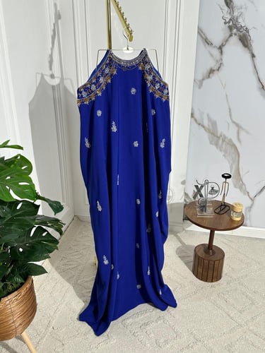 فستان نيلي مطرز