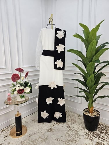 فستان ابيض على ورد اسود