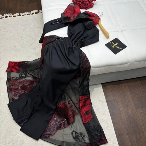 فستان اسود بشال احمر مورد