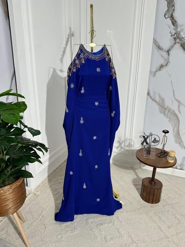 فستان نيلي مطرز