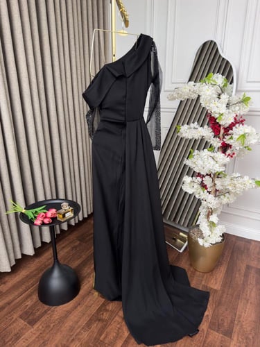 فستان اسود مطرز