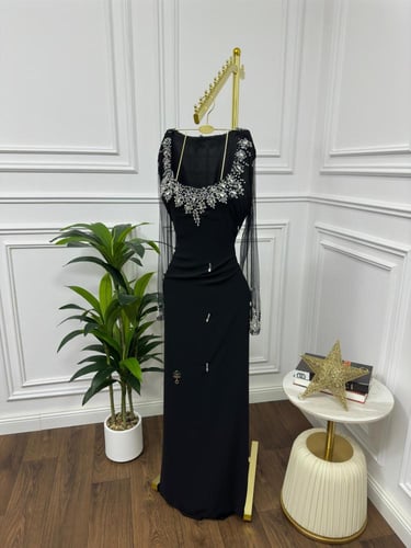 فستان اسود مطرز