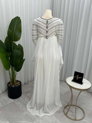 جلابيه راقيه بلون الابيض